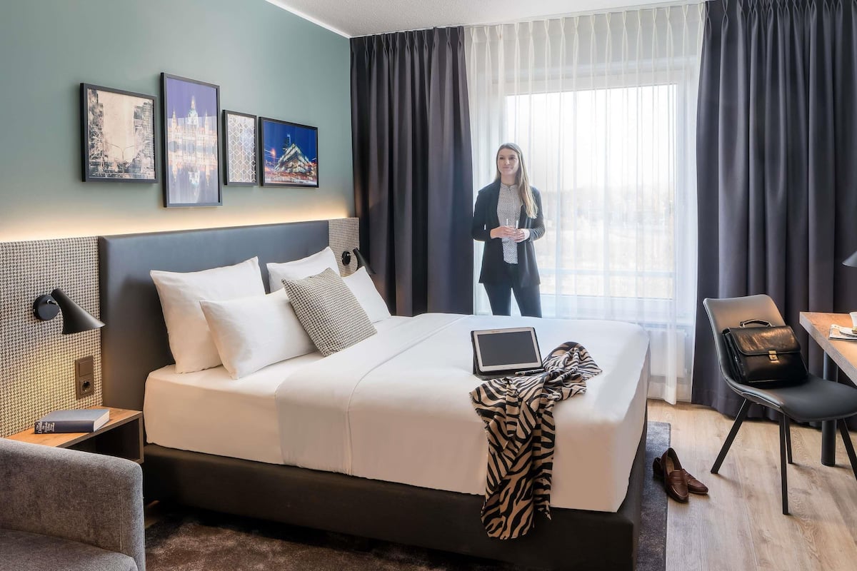 Privilege, Room, 1 Double Bed | Hypo-allergenic bedding, desk, blackout drapes, soundproofing