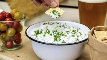 Desayuno buffet diario (EUR 23 por persona)