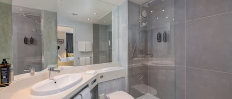 Privilege, Room, 1 Double Bed | Bathroom | Combined shower/bathtub, eco-friendly toiletries, hair dryer, towels