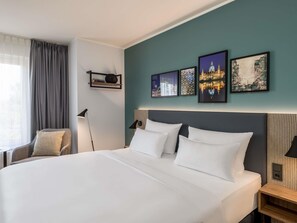 Privilege, Habitación, 1 cama matrimonial | Ropa de cama hipoalergénica, escritorio y cortinas blackout