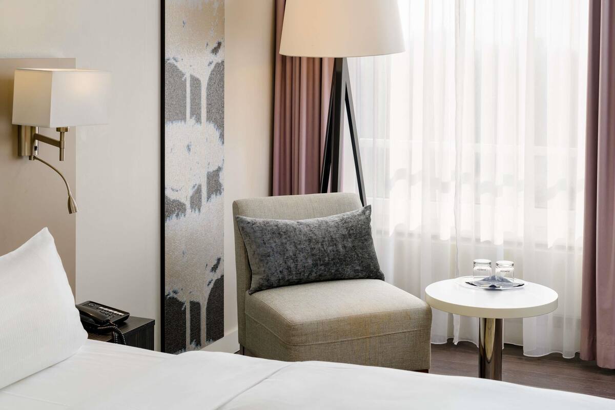 Ropa de cama hipoalergénica, escritorio, cortinas opacas