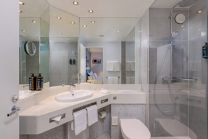 Privilege, Room, 1 Double Bed | Bathroom | Combined shower/tub, eco-friendly toiletries, hair dryer, towels
