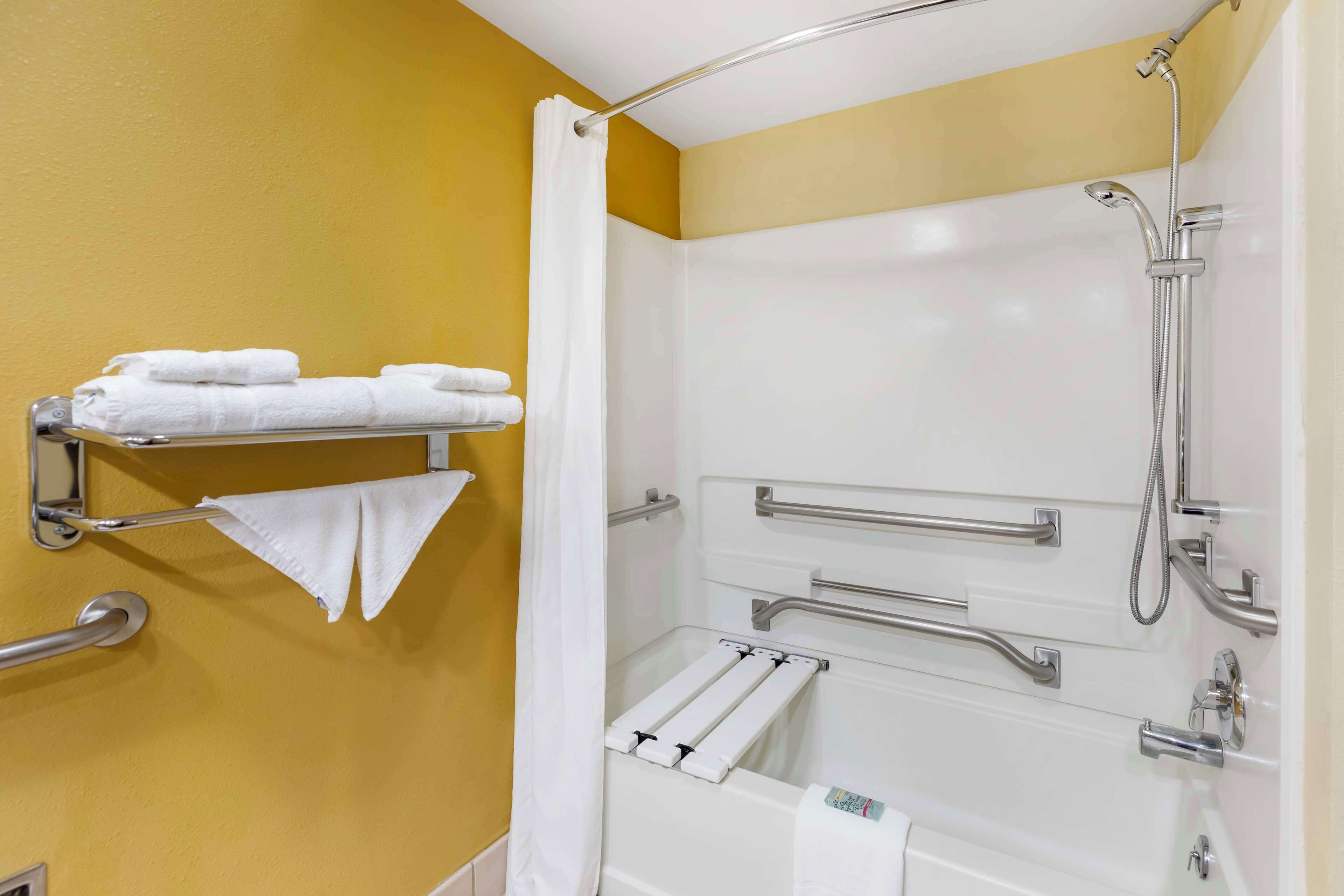 standard room, 2 double beds, accessible, non smoking | bathroom | combined shower/bathtub, free toiletries, hair dryer, towels