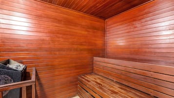 Uma sauna com paredes e bancos de madeira.