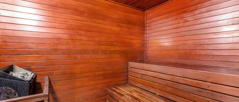 Una sauna con paredes y bancos de madera.