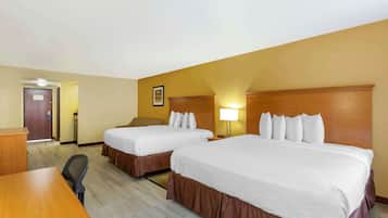 Standard Room, Berbilang Katil, Non Smoking, Microwave (Oversized Room) | Langsir/tirai gelap terus, seterika/papan seterika