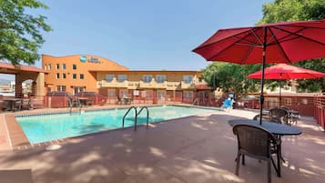 Una piscina al aire libre (de 08:00 a 22:00), sombrillas, tumbonas