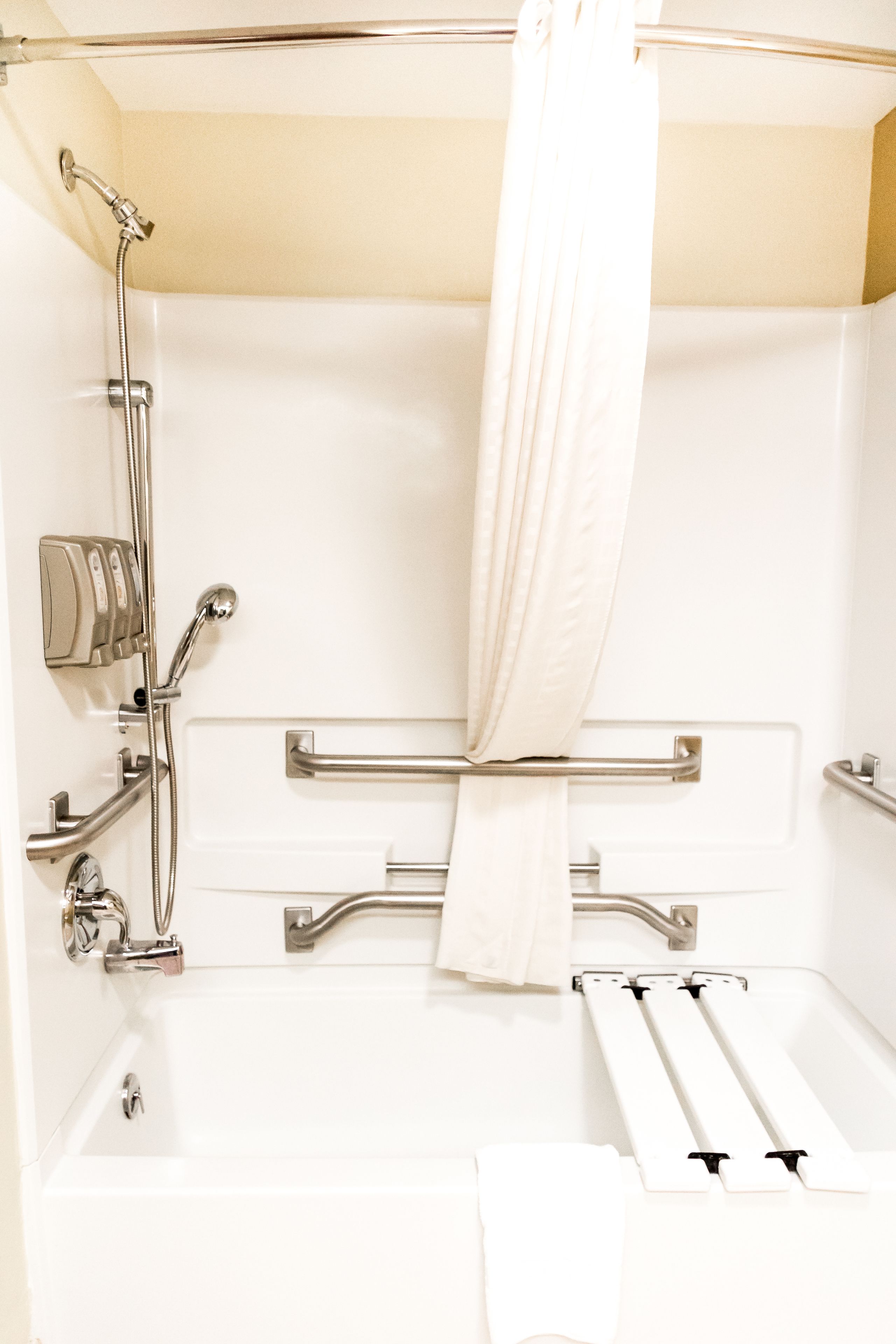 standard room, 1 king bed, accessible, non smoking | bathroom | combined shower/bathtub, free toiletries, hair dryer, towels