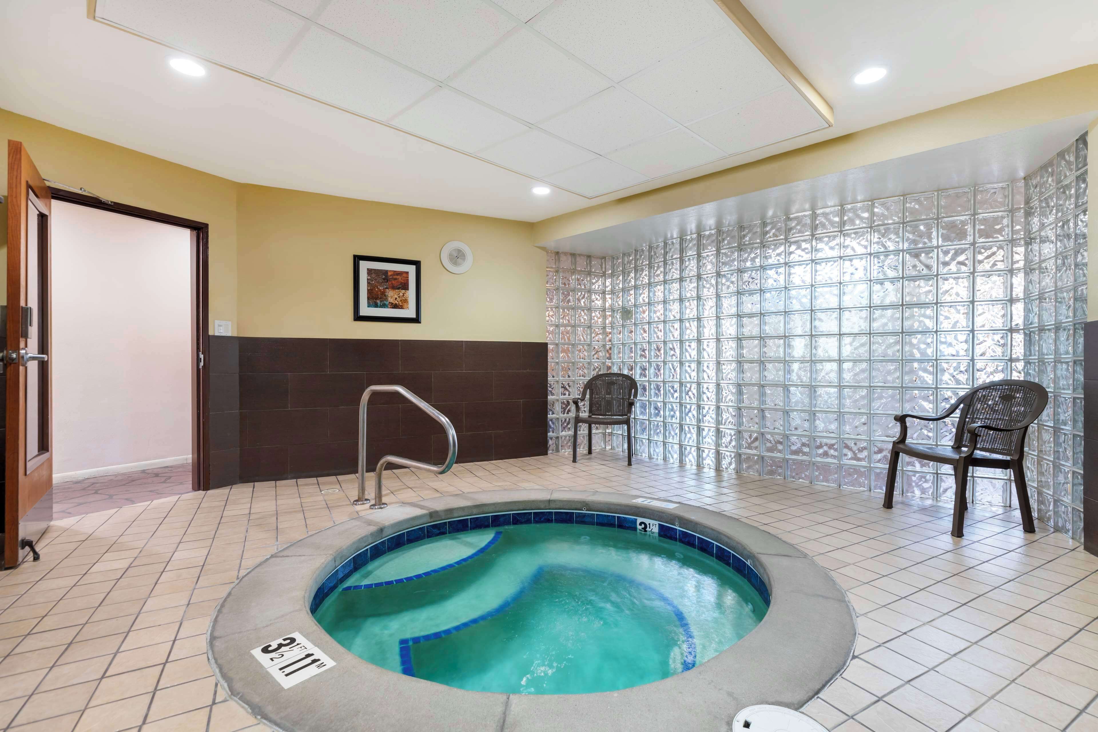 室外游泳池，08:00 至 22:00 开放，池畔遮阳伞，日光浴躺椅