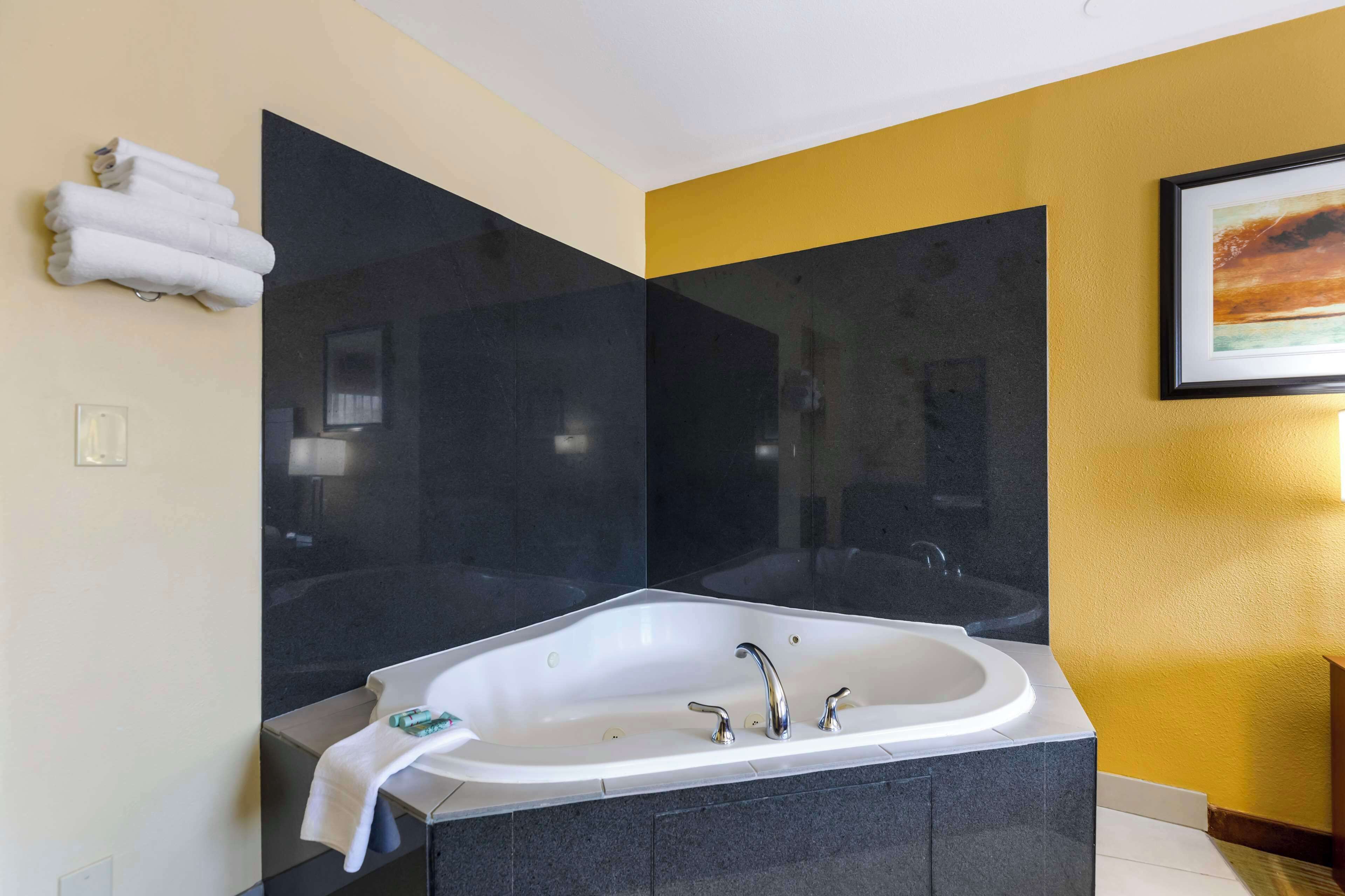 standard room, 1 king bed, non smoking, jetted tub | blackout curtains, iron/ironing board, cots/infant beds, rollaway beds