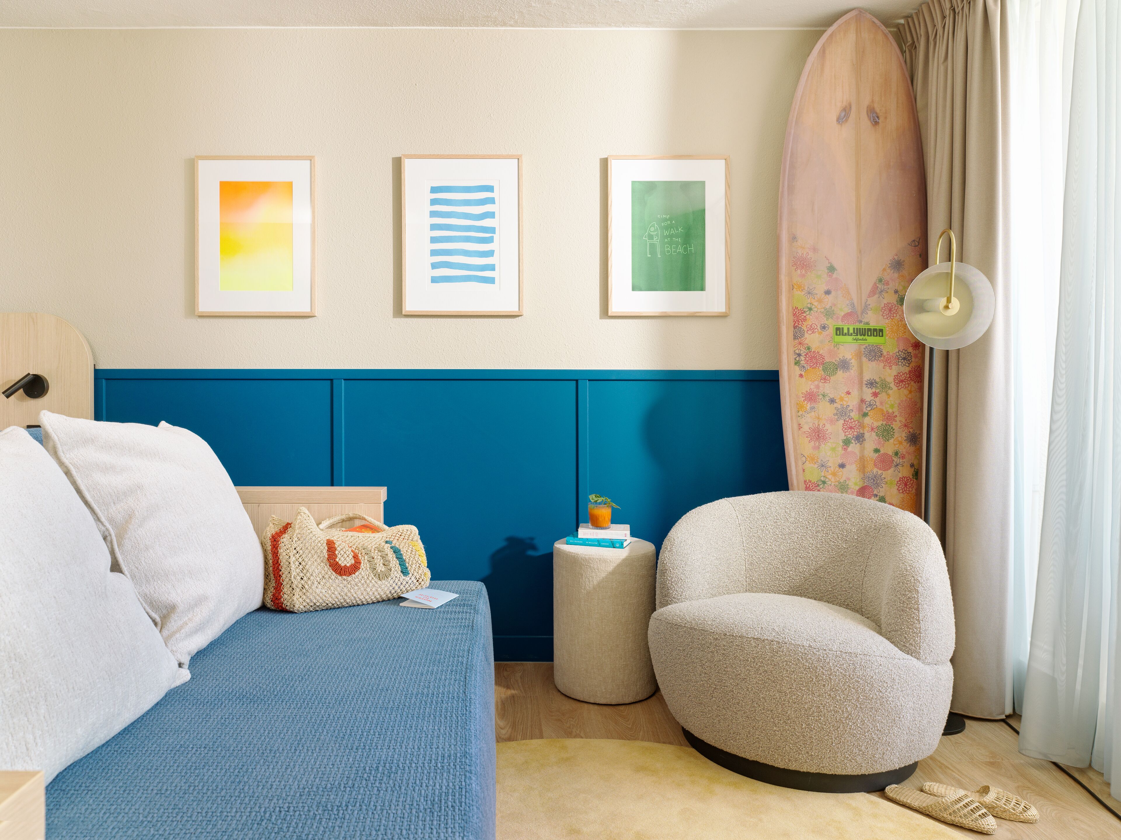 Standaard vierpersoonskamer | Een minibar, een kluis op de kamer, een bureau, een laptopwerkplek