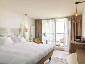 Minibar, in-room safe, desk, laptop workspace - Carlton Beach (The Hague)