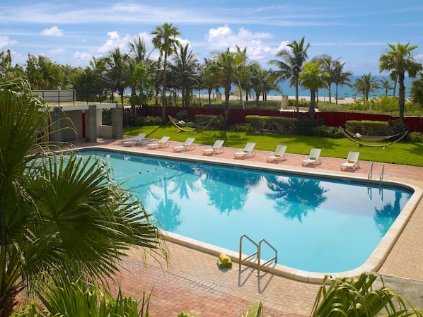 Kolam renang outdoor