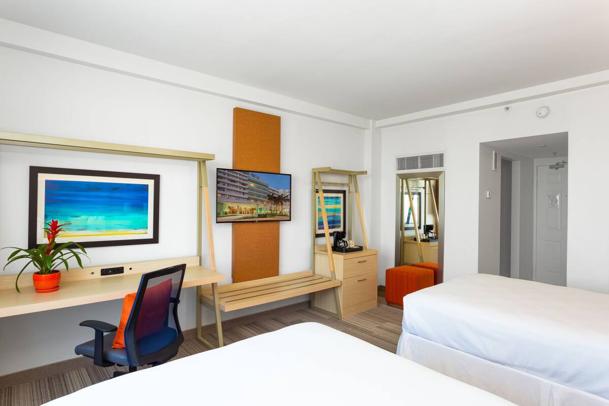 Standard-Doppelzimmer, 2 Doppelbetten | Hochwertige Bettwaren, Pillowtop-Betten, Zimmersafe, Schreibtisch