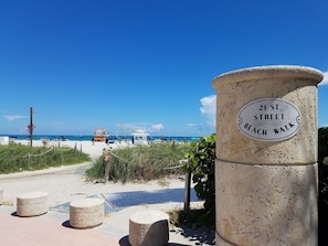 Accommodatie ligt op het strand, wit zand