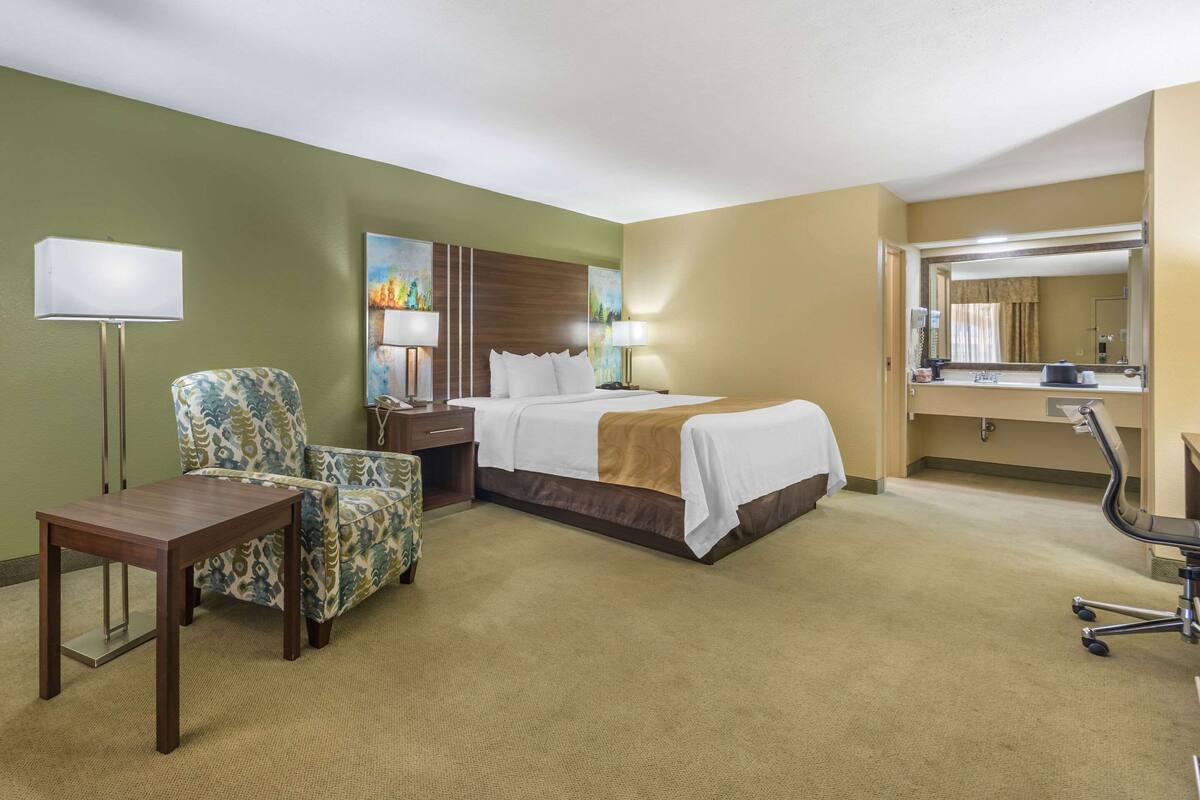 Standard Room, 1 King Bed, Non Smoking | Desk, iron/ironing board, free cots/infant beds, free rollaway beds