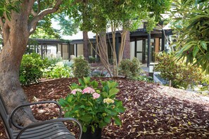 Premium bedding, down duvets, pillow-top beds, in-room safe - Sheraton Palo Alto Hotel (Palo Alto)