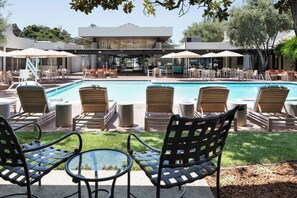 Piscine extérieure, parasols de plage, chaises longues