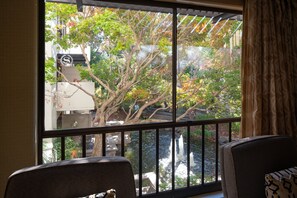 Premium bedding, down duvets, pillow-top beds, in-room safe - Sheraton Palo Alto Hotel (Palo Alto)