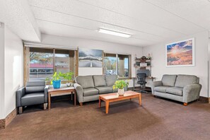 Lobby - Days Inn by Wyndham Sioux Falls Empire (Sioux Falls)