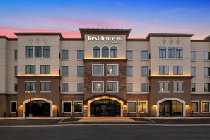 A multi-story hotel with a central entrance, large windows, and a sign indicating it's a Marriott property. - Residence Inn by Marriott Claremont (Claremont)