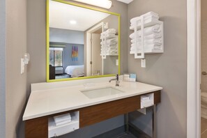 Chambre, 1 très grand lit, accessible aux personnes à mobilité réduite | Salle de bain | Articles de toilette écologiques, séchoir à cheveux, serviettes fournies