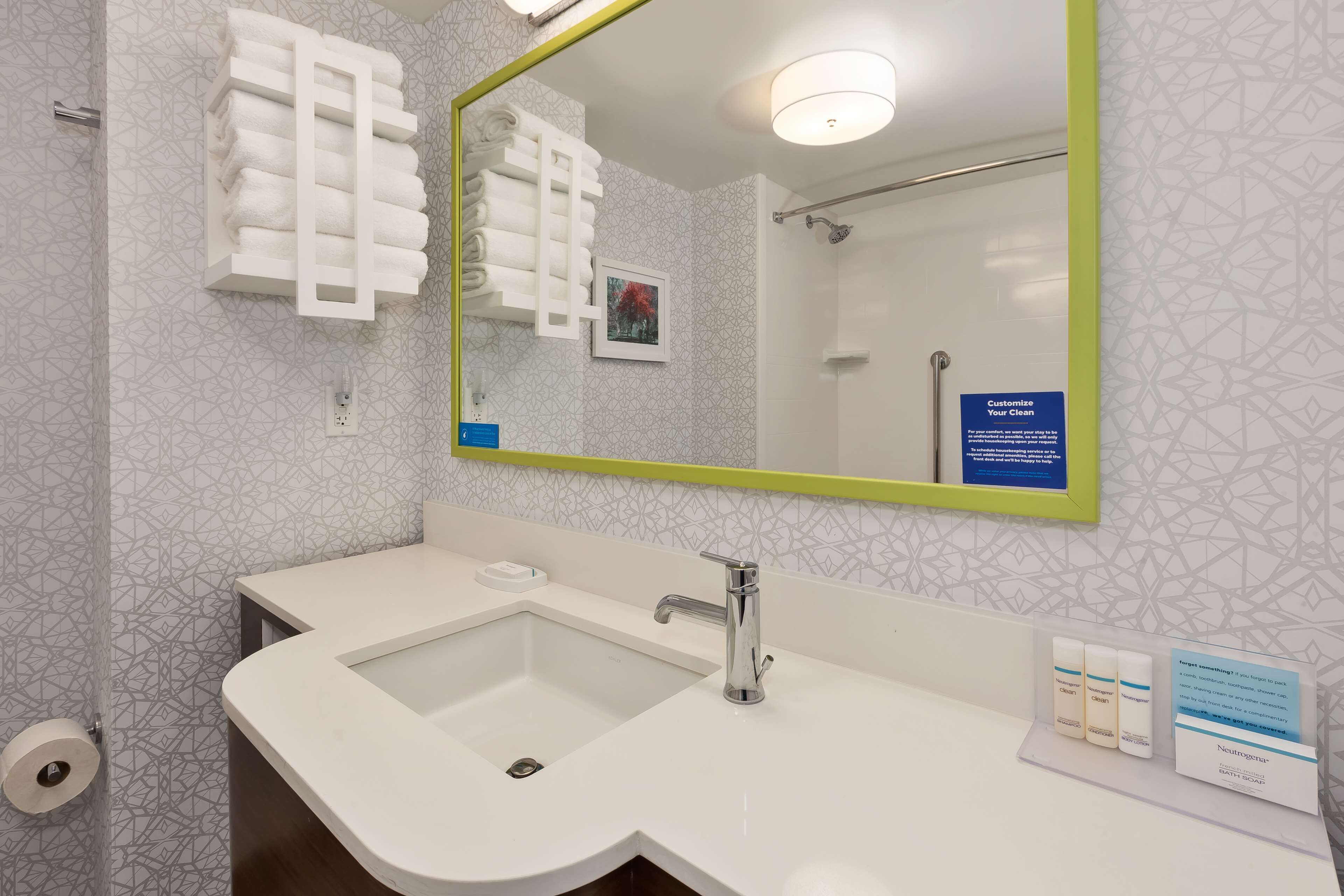 room, 1 king bed, non smoking | bathroom | eco-friendly toiletries, hair dryer, towels