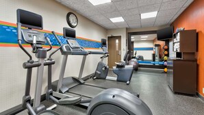 A fitness center with treadmills, elliptical machines, and a weight bench. - Hampton Inn Traverse City (Traverse City)