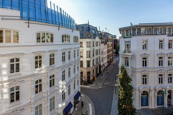 A street view with buildings featuring classical architecture, including ornate facades and large windows. - Hamburg Marriott Hotel (Hamburg)