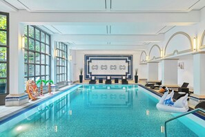 Indoor pool, sun loungers