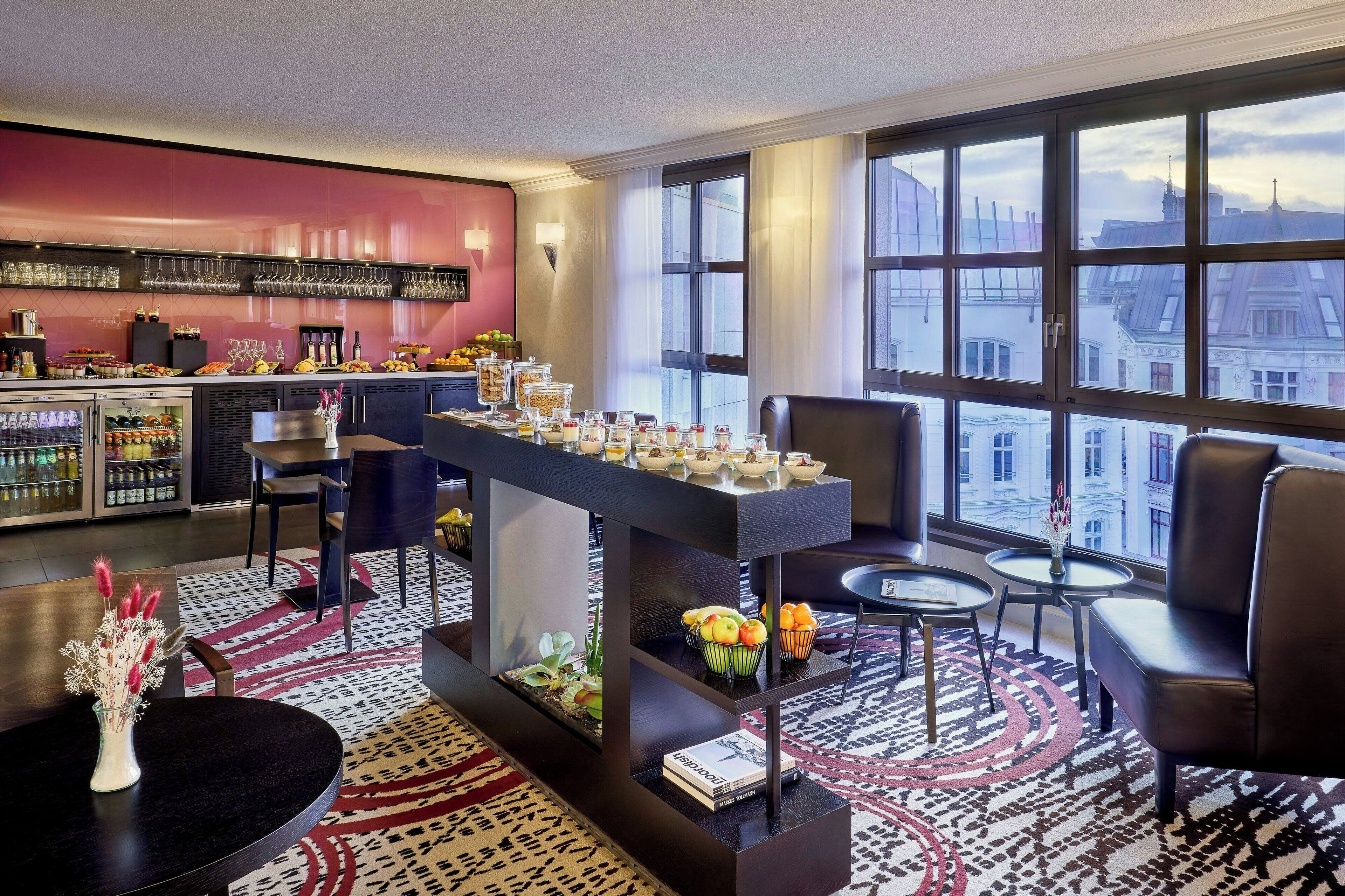 serves breakfast, lunch and dinner