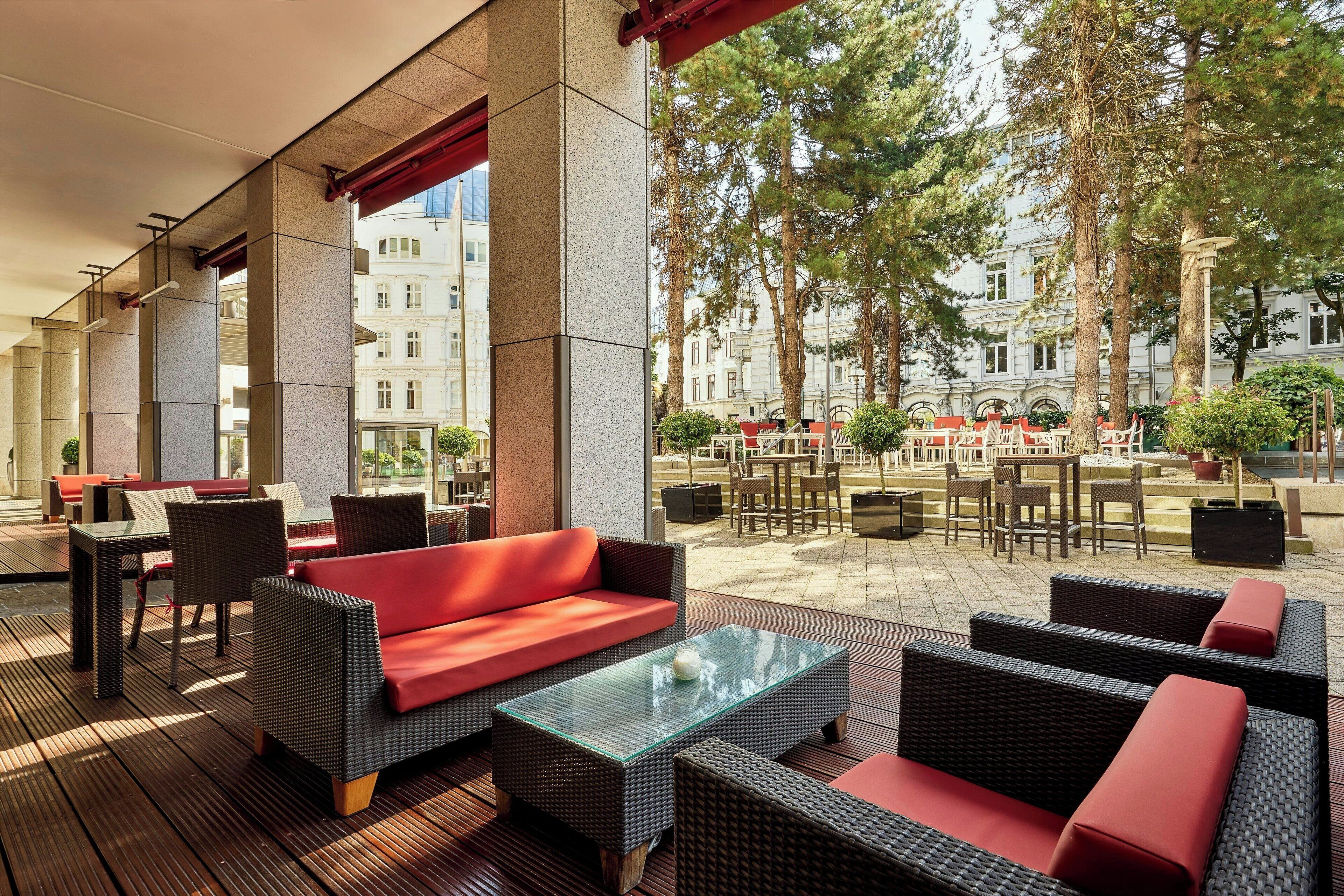 serves breakfast, lunch and dinner