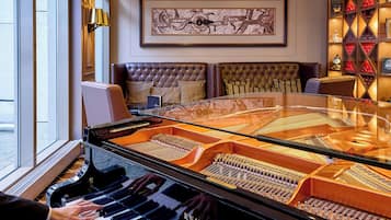 Serves breakfast, lunch, and dinner