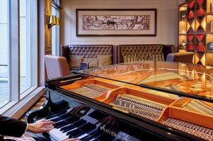 Serves breakfast, lunch, and dinner