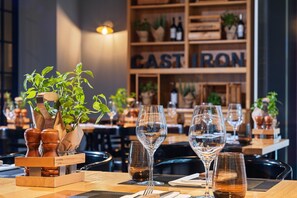 Déjeuner, dîner et souper servis sur place; cuisine régionale 