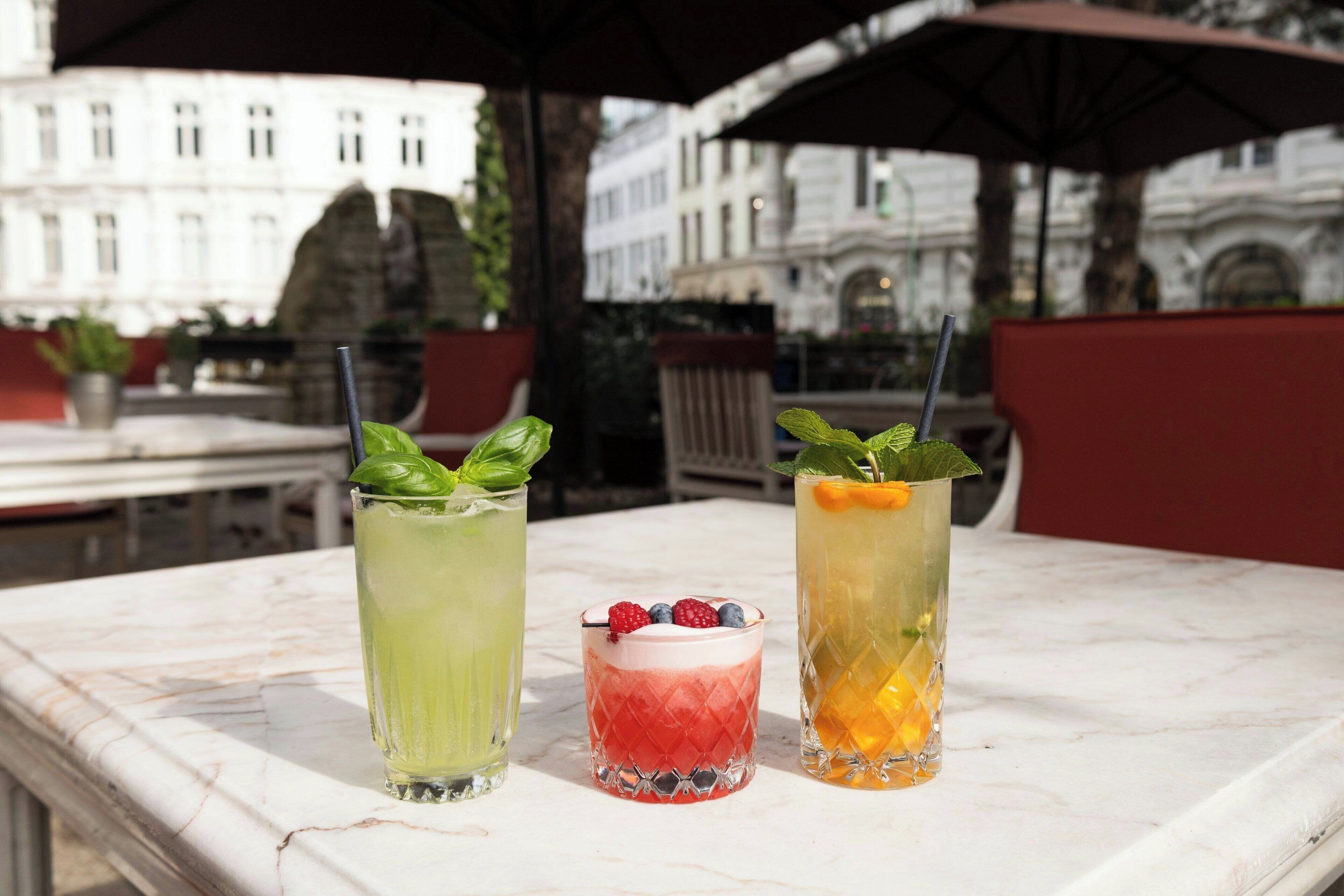 serves breakfast, lunch and dinner