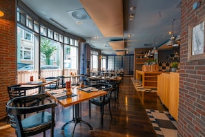 Breakfast, lunch and dinner served - Hamburg Marriott Hotel (Hamburg)