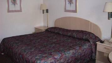 Bureau, fer et planche à repasser, lits bébé (gratuits)