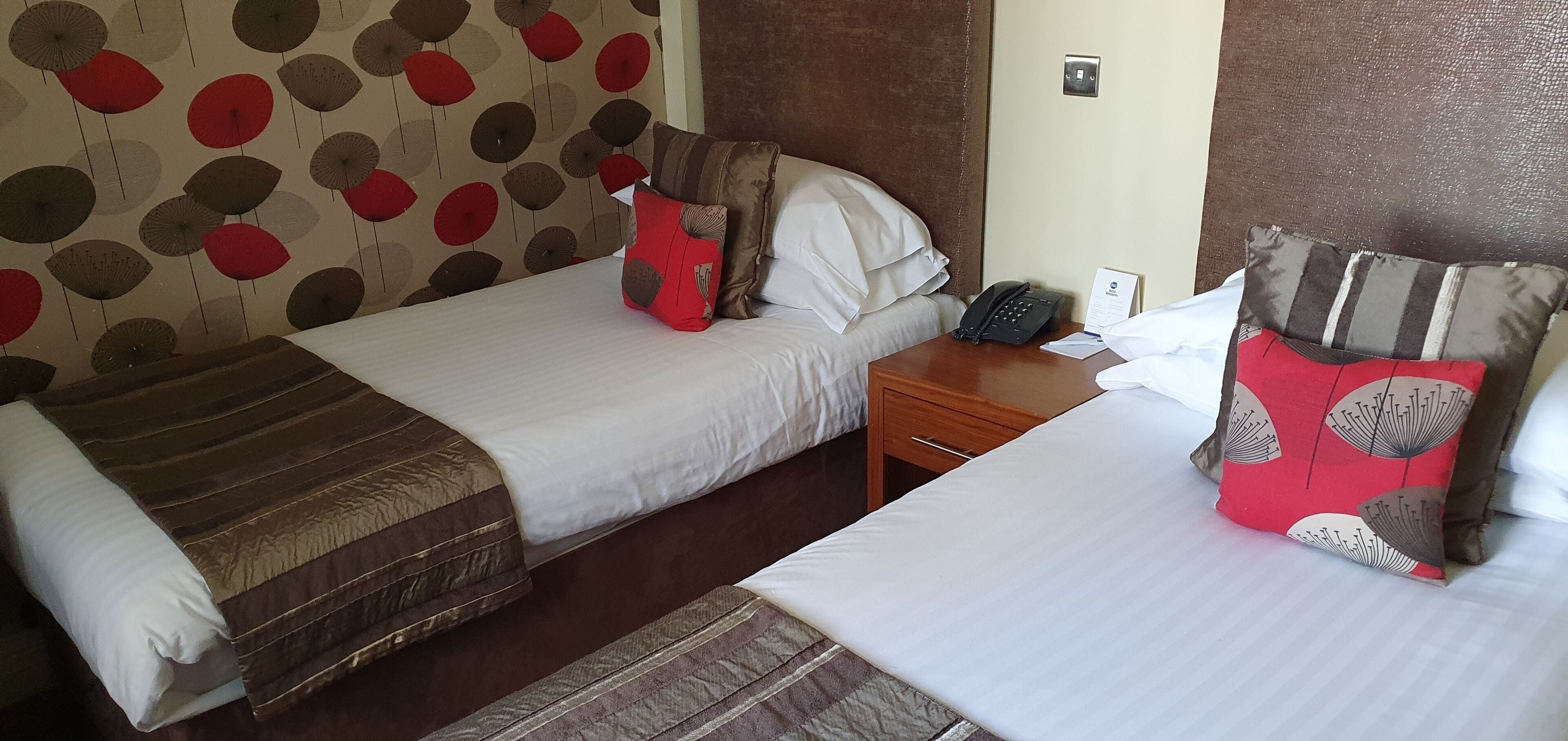 Literie de qualité, bureau, fer et planche à repasser