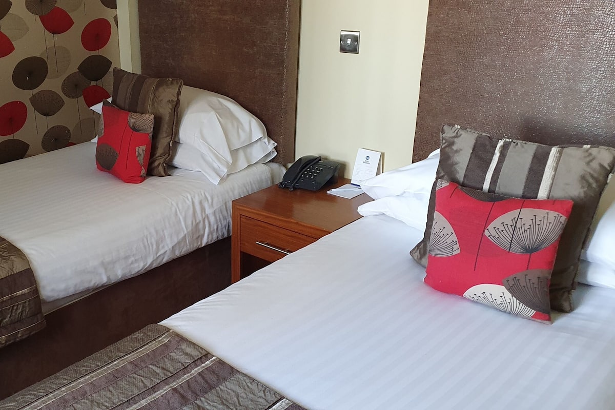 Ropa de cama de alta calidad y escritorio