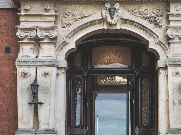 Property entrance - Oaklands Hall Hotel (Grimsby)