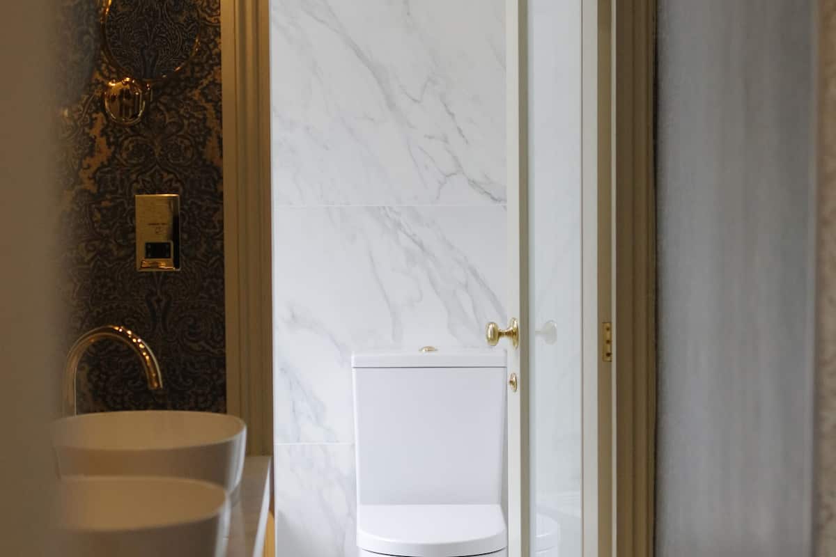 junior suite, 1 king bed, non smoking | bathroom | combined shower/bathtub, free toiletries, hair dryer, towels