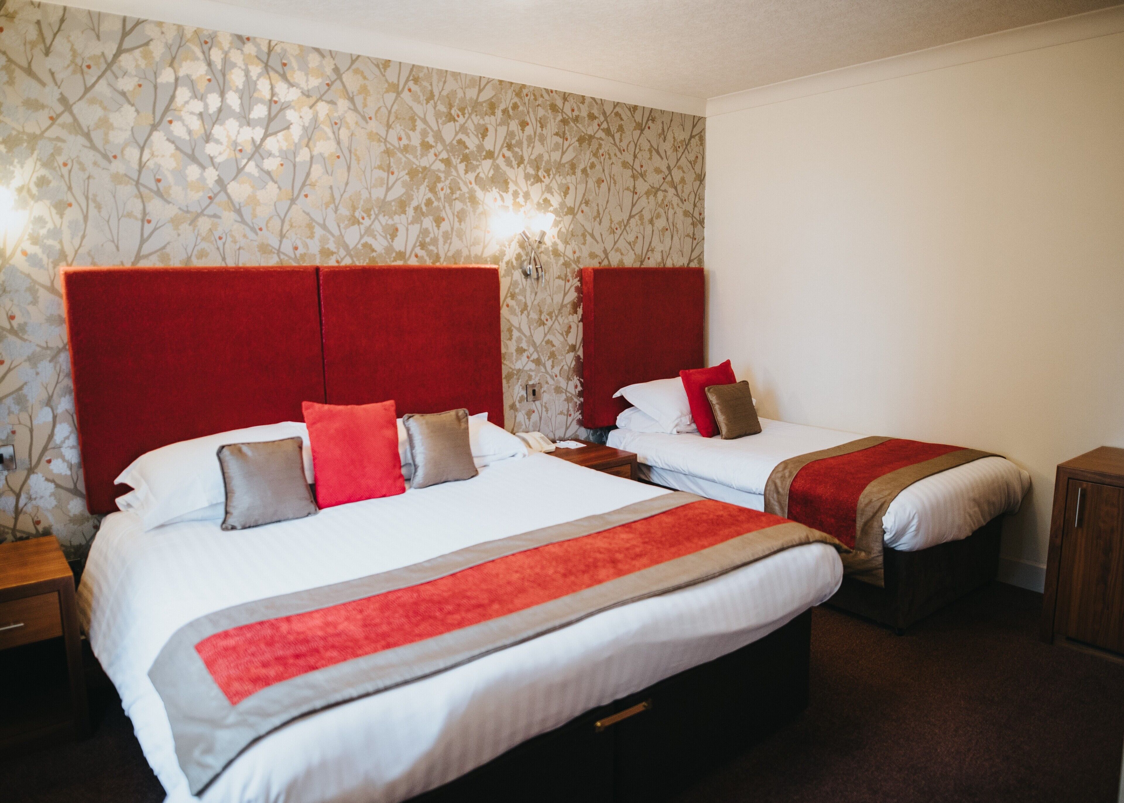 Standard-Dreibettzimmer | Hochwertige Bettwaren, Schreibtisch, Bügeleisen/Bügelbrett