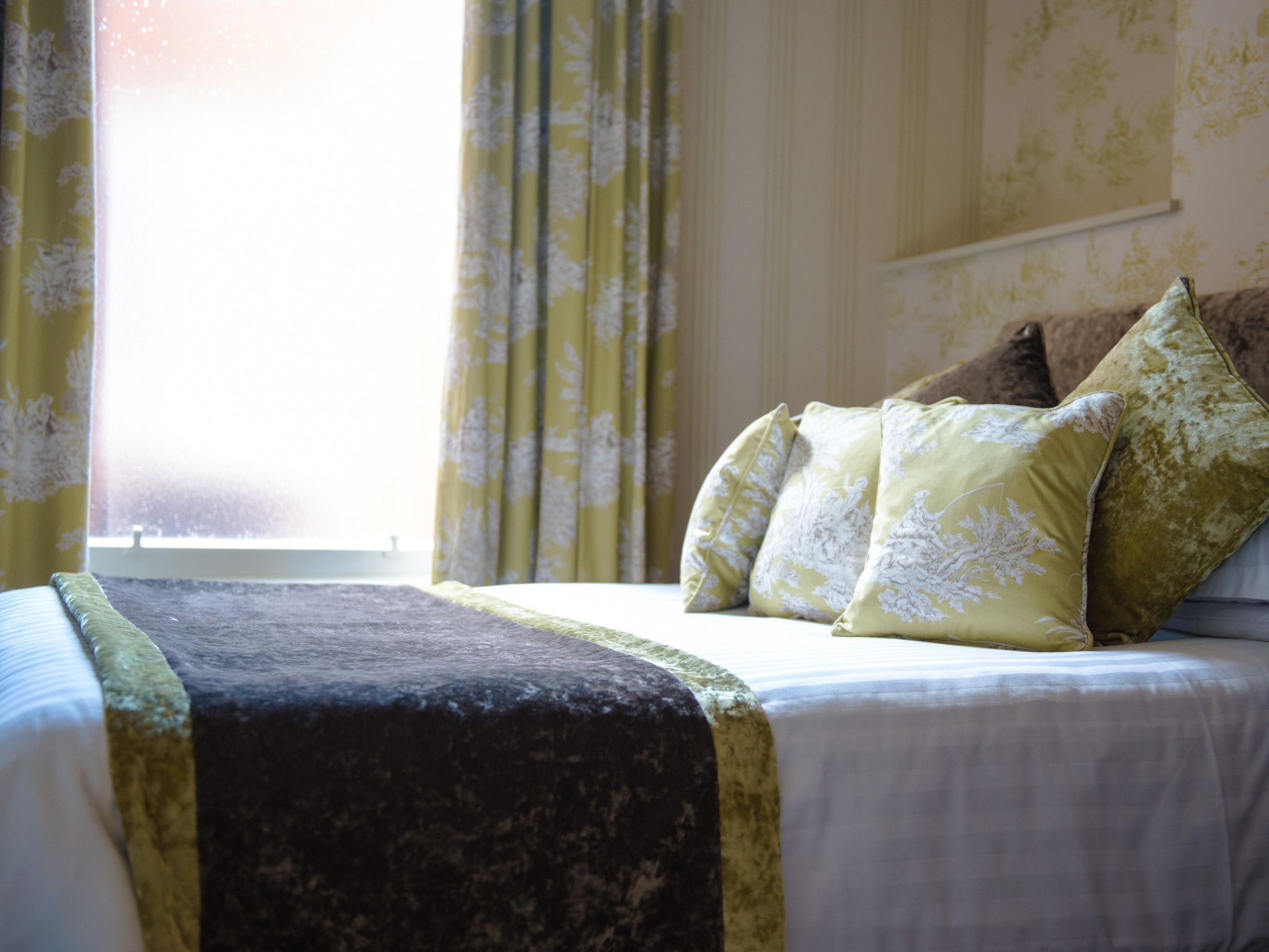 Hochwertige Bettwaren, Schreibtisch, Bügeleisen/Bügelbrett