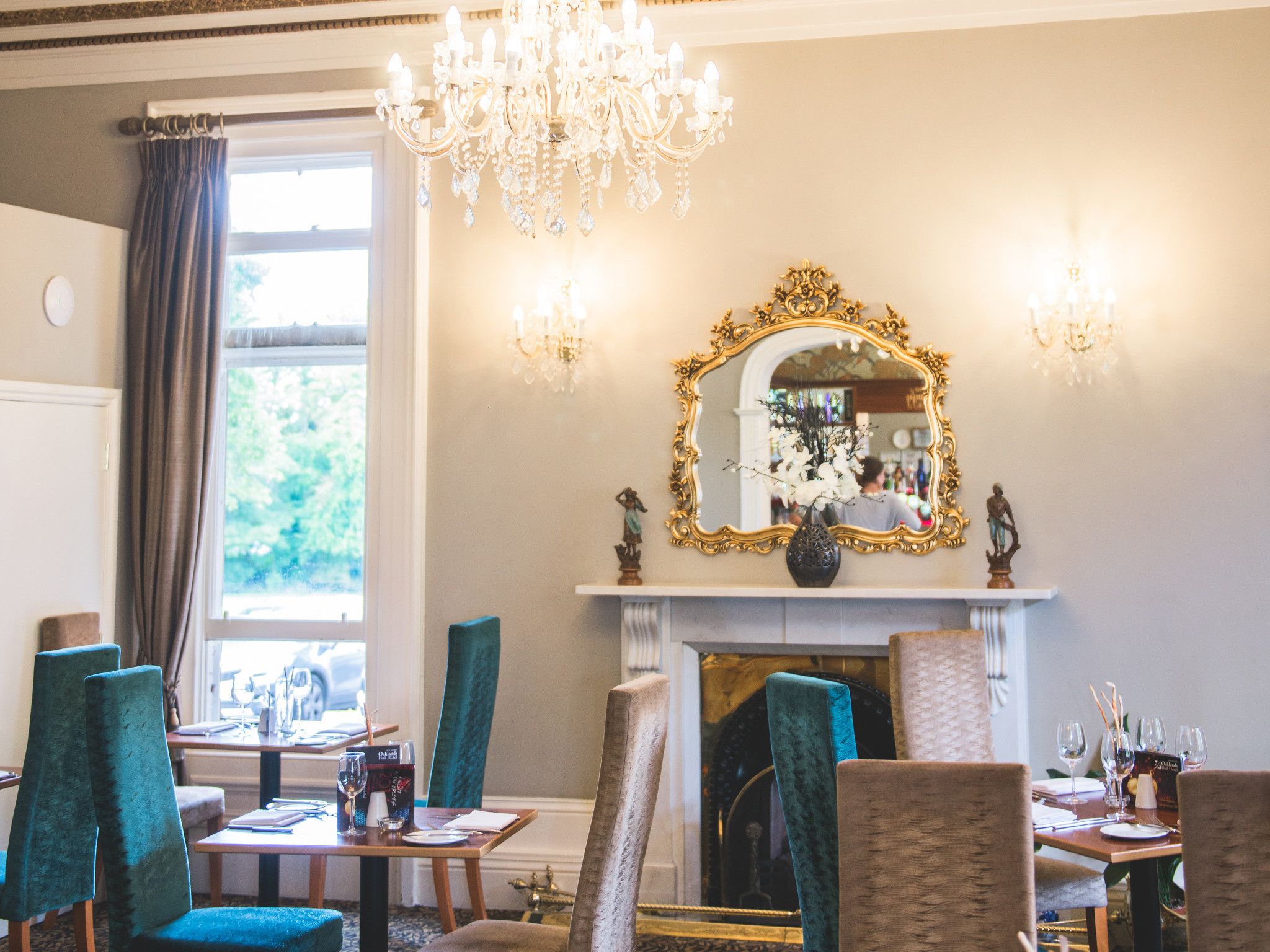 Lunsj og middag serveres, lokale retter