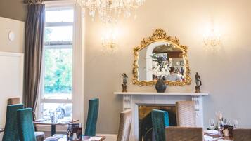 Lunsj og middag serveres, lokale retter