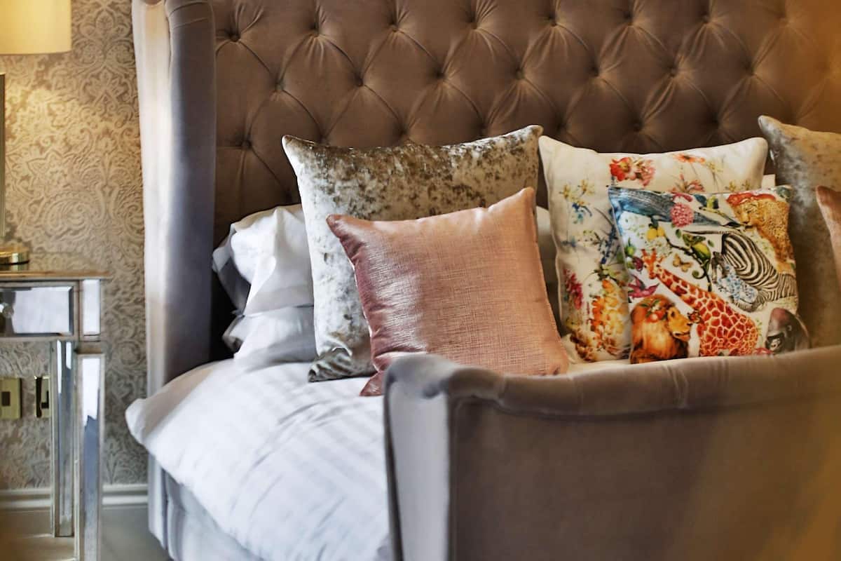 Habitación doble de diseñador | Ropa de cama de alta calidad y escritorio