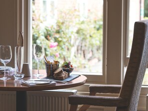 Déjeuner et dîner servis sur place, spécialités Cuisine locale