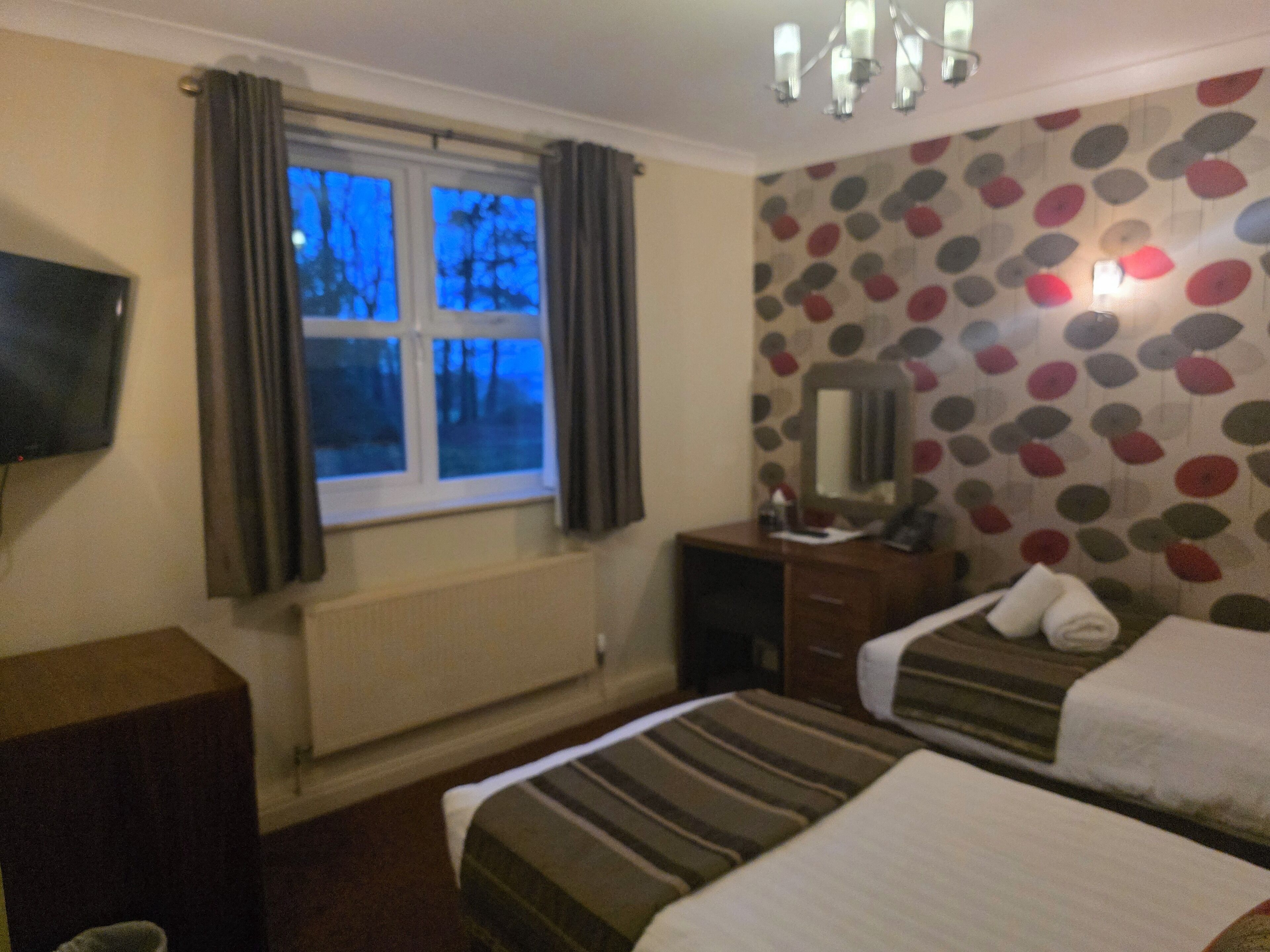 Standard-Zweibettzimmer | Hochwertige Bettwaren, Schreibtisch, Bügeleisen/Bügelbrett