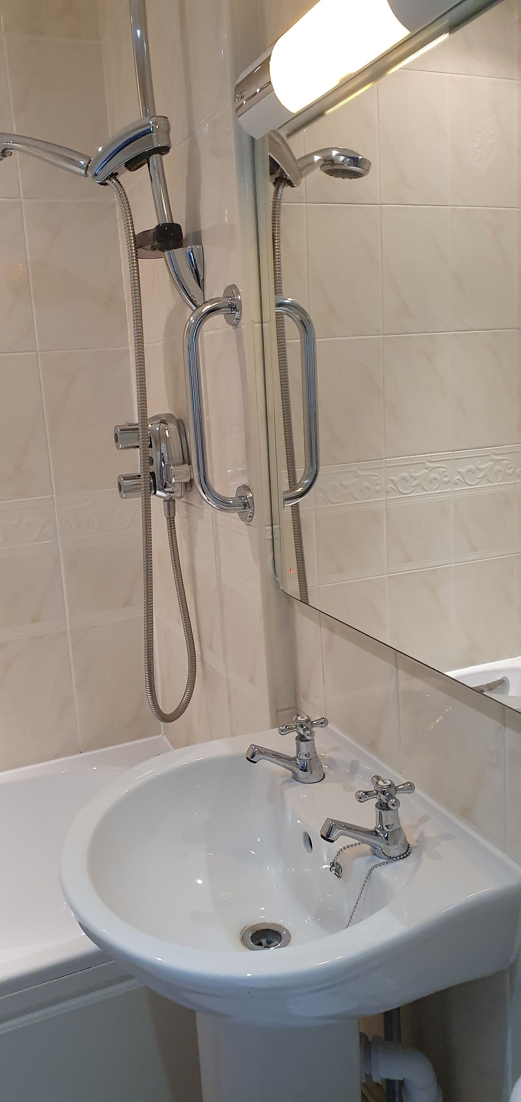 combined shower/bathtub, free toiletries, hair dryer, towels